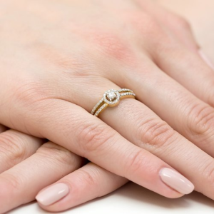 Pierścionek z Brylantami 0,31ct z żółtego złota próby 585. W-0272